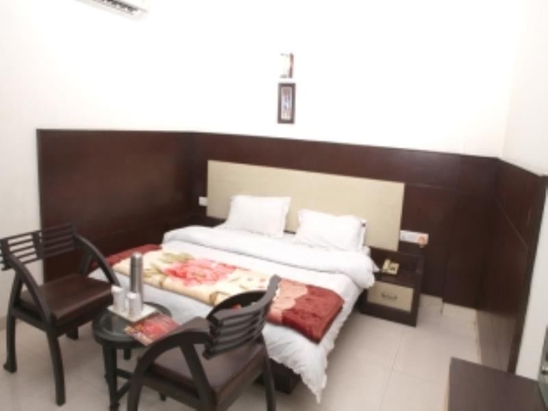 Hotel Pahwa International Нью-Дели Экстерьер фото